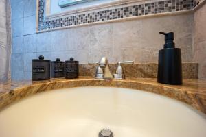 3bedroom APT with balcony & free street parking