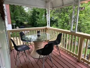 3bedroom APT with balcony & free street parking