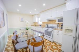 3bedroom APT with balcony & free street parking