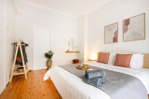 Central 3BR Apartment with Balcony