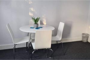Cosy 2-Bed Apartment - Sleeps 4 & Central - Hôtels 4 étoiles à Londres