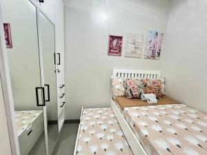 Paris Theme Near Ayala Feliz Mall 2BR Netflix Internet with Pool Parking Fee