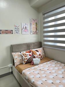 Paris Theme Near Ayala Feliz Mall 2BR Netflix Internet with Pool Parking Fee