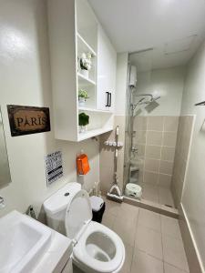 Paris Theme Near Ayala Feliz Mall 2BR Netflix Internet with Pool Parking Fee