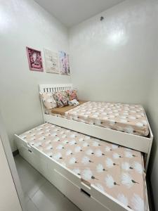 Paris Theme Near Ayala Feliz Mall 2BR Netflix Internet with Pool Parking Fee