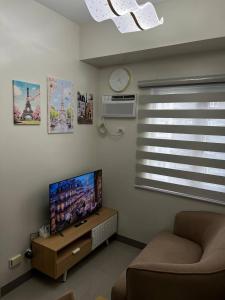 Paris Theme Near Ayala Feliz Mall 2BR Netflix Internet with Pool Parking Fee