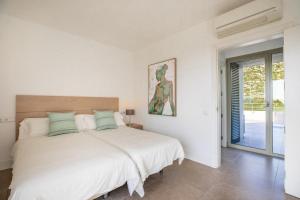 Unique villa nestled between mountains