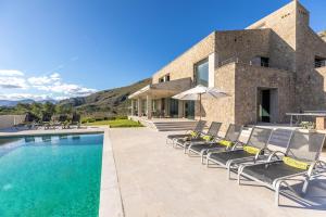 Unique villa nestled between mountains
