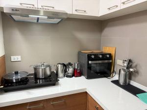 European Vibe 1BR Great River City View Free Pool Gym Internet Netflix