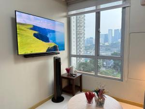 European Vibe 1BR Great River City View Free Pool Gym Internet Netflix