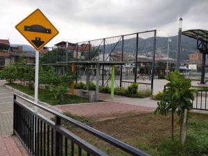 Habitación King con baño privado, AC, cerca a centro de eventos, aeropuerto,zona bancaria y comercial