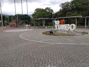 Habitación King con baño privado, AC, cerca a centro de eventos, aeropuerto,zona bancaria y comercial