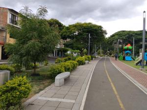 Habitación King con baño privado, AC, cerca a centro de eventos, aeropuerto,zona bancaria y comercial