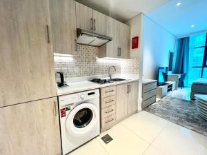 Chic Studio with Beach & Rooftop Pool Access