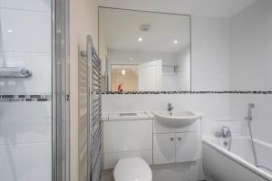 Large Central Townhse 2Baths FREE parking Superking bed