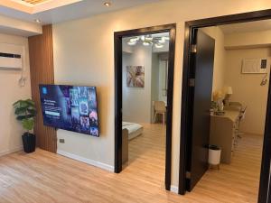 Amazing Sunrise View 2 Bed Room, QLED 65-Inch Samsung TV, Disney & Max, Max 5 Adult and 2 kids