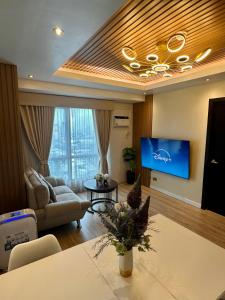 Amazing Sunrise View 2 Bed Room, QLED 65-Inch Samsung TV, Disney & Max, Max 5 Adult and 2 kids