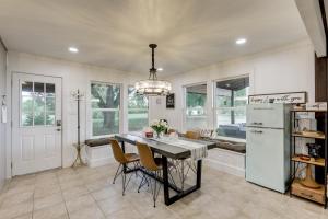 Family Home w Covered Patio & Grill in La Grange