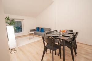 2 Bedroom Apartments, 18 Min to city center, Kitchen, Smart TV