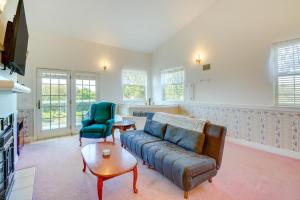 Ocean Shores Condo with Private Tub Less Than 1 Mi to Beach! - 4hvězdičkové hotely ve městě Ocean Shores