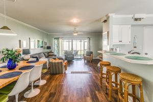 1 Mi to Cherry Grove Beach Quiet Escape with Deck