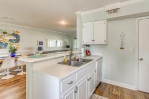 1 Mi to Cherry Grove Beach Quiet Escape with Deck