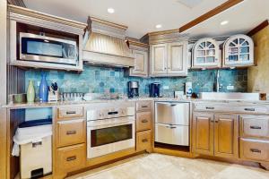 The Beach & Yacht Club B404