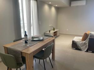 New Modern 2 Bd Flat Just Steps to Rethymno Beach