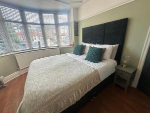 Family-Friendly 4BR Home in Sale, Manchester - Garden & Double Driveway