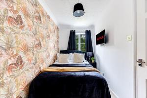 Stylish House - Excellent Location - Driveway Parking, Self-Check-In, TVs in Bedrooms and Fast Wifi by Yoko Property