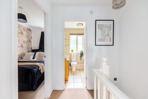 Stylish House - Excellent Location - Driveway Parking, Self-Check-In, TVs in Bedrooms and Fast Wifi by Yoko Property