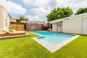 Fire Pit w pool Sunny 4BR