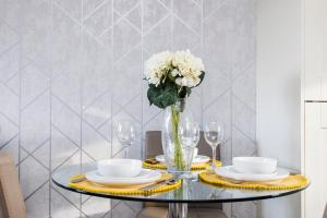 Modern 2 Bedroom, 2 Bath Split level Apartment