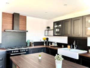 Les Arches dOr - Loft dException avec Jacouzzi - 3 Suites - Grande Terrasse - Vue Théâtre Antique - Centre-Ville