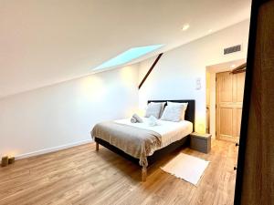 Les Arches dOr - Loft dException avec Jacouzzi - 3 Suites - Grande Terrasse - Vue Théâtre Antique - Centre-Ville