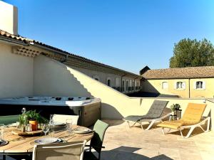 Les Arches dOr - Loft dException avec Jacouzzi - 3 Suites - Grande Terrasse - Vue Théâtre Antique - Centre-Ville