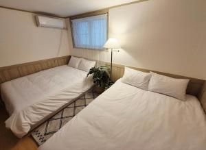 군자역 5분, 침실 2개, 퀸침대 3개, 최대인원 6명