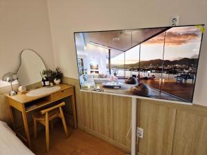 군자역 5분, 침실 2개, 퀸침대 3개, 최대인원 6명