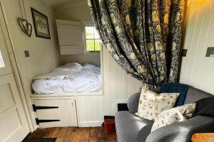 Cosy private shepherd hut with countryside views