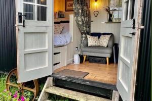 Cosy private shepherd hut with countryside views