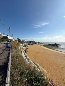 Peaceful Broadstairs Flat near Beach & Town with Parking