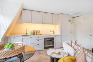 Boutique Bath Apartment, Minutes from Shops & Spas