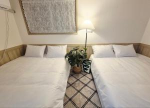 군자역 5분, 침실 2개, 퀸침대 3개, 최대인원 6명