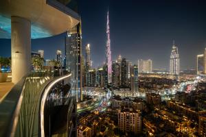 Downtown Luxury 2 Bedroom Apartment with Iconic Burj Khalifa Views, Rooftop Pool, Movie Room, Squash Court, and Kids Club