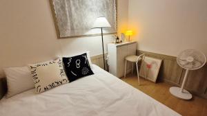 군자역 5분, 침실 2개, 퀸침대 3개, 최대인원 6명, 1층숙소, 무료주차