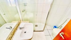 Apartamento confortável, climatizado, ótimo local.