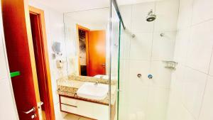 Apartamento confortável, climatizado, ótimo local.