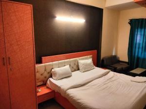 Hotel O Alpha 1 Metro Station