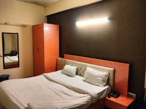 Hotel O Alpha 1 Metro Station