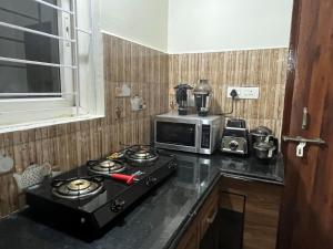 Premium 1BHK Gachibowli-Walk to AIG DLF Microsoft